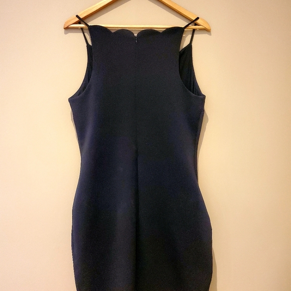 Guess scallop deep v black dress - Picture 3 of 3